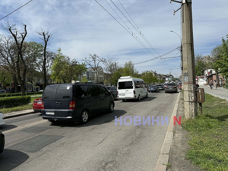 У центрі Миколаєва автомобільний затор через ремонт дороги: відео з місця