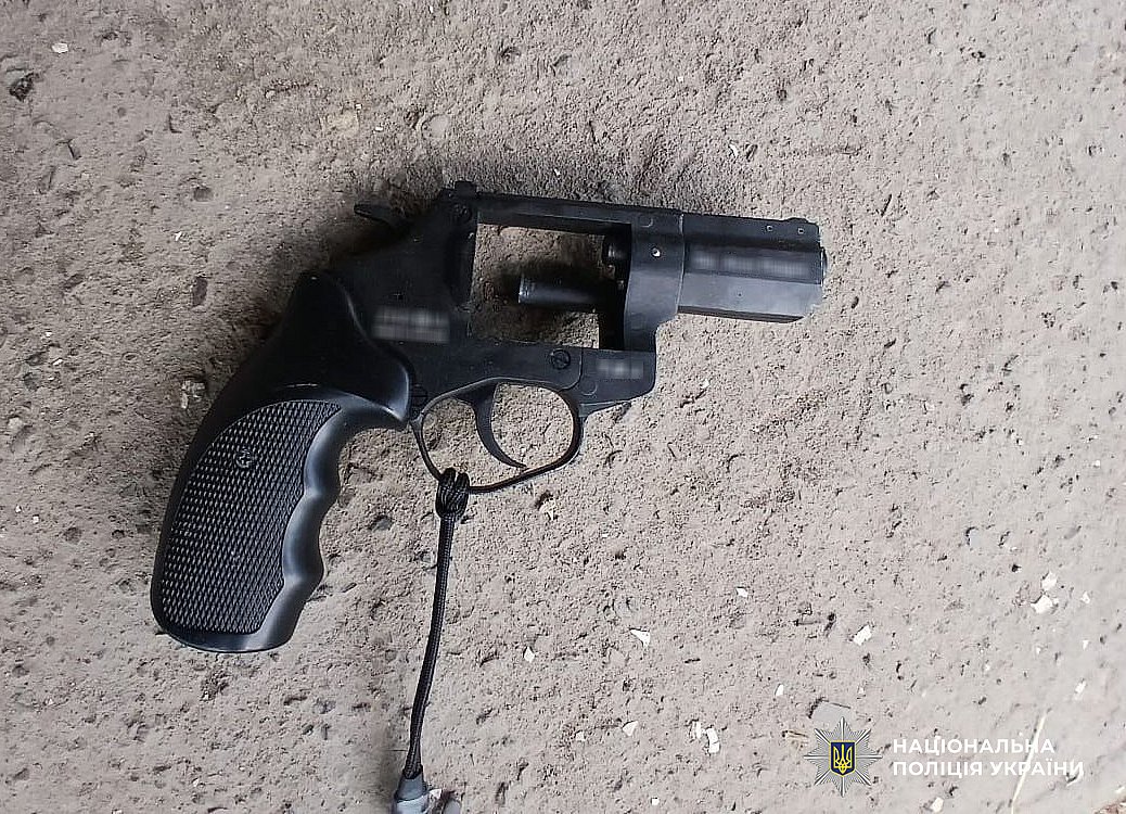 Во Львове мужчина устроил стрельбу в жилом доме