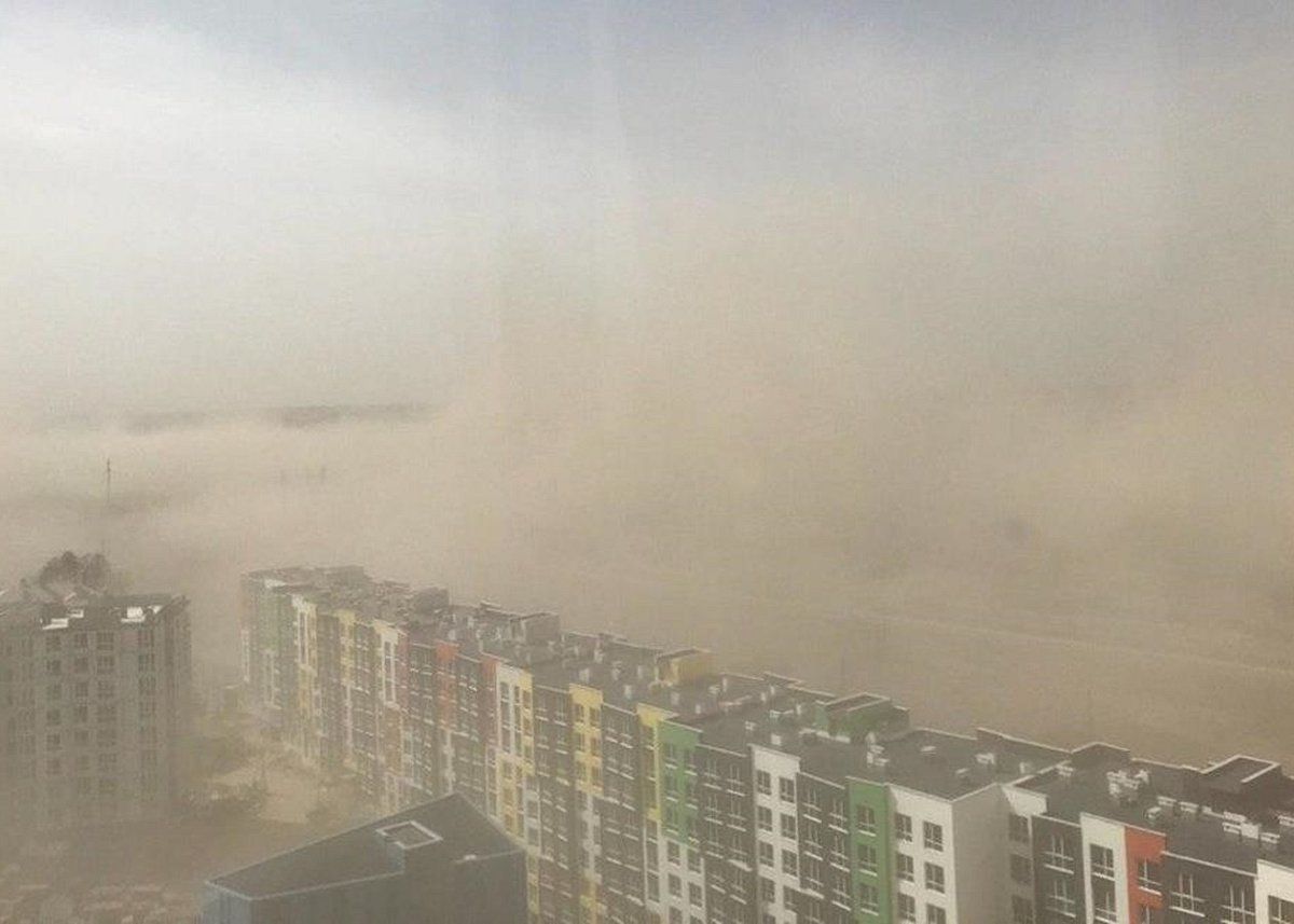 Пилова буря та град накрили Київ та область: відео негоди