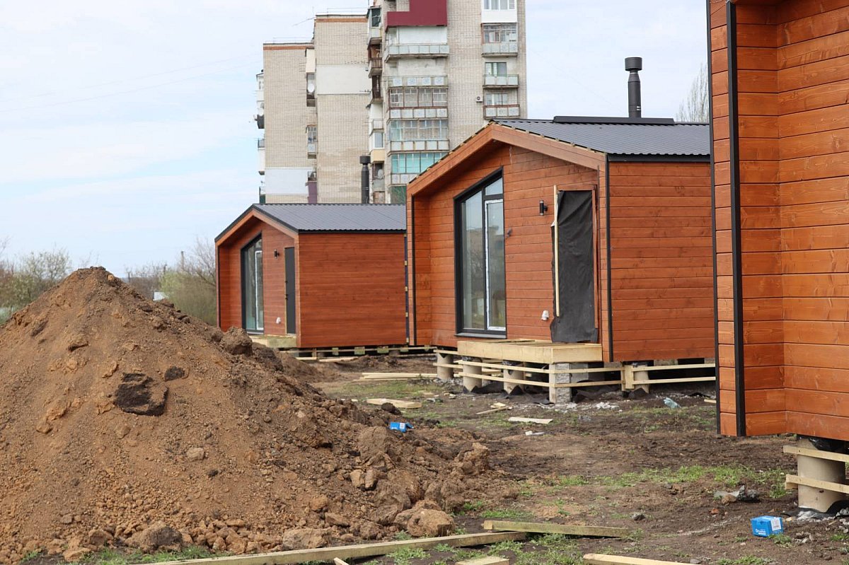 В Первомайске устанавливают для переселенцев модульные домики: как они выглядят и что внутри