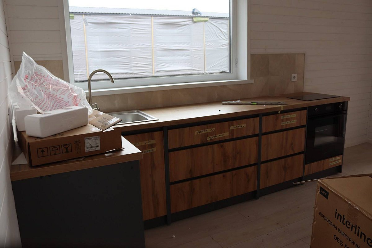 В Первомайске устанавливают для переселенцев модульные домики: как они выглядят и что внутри