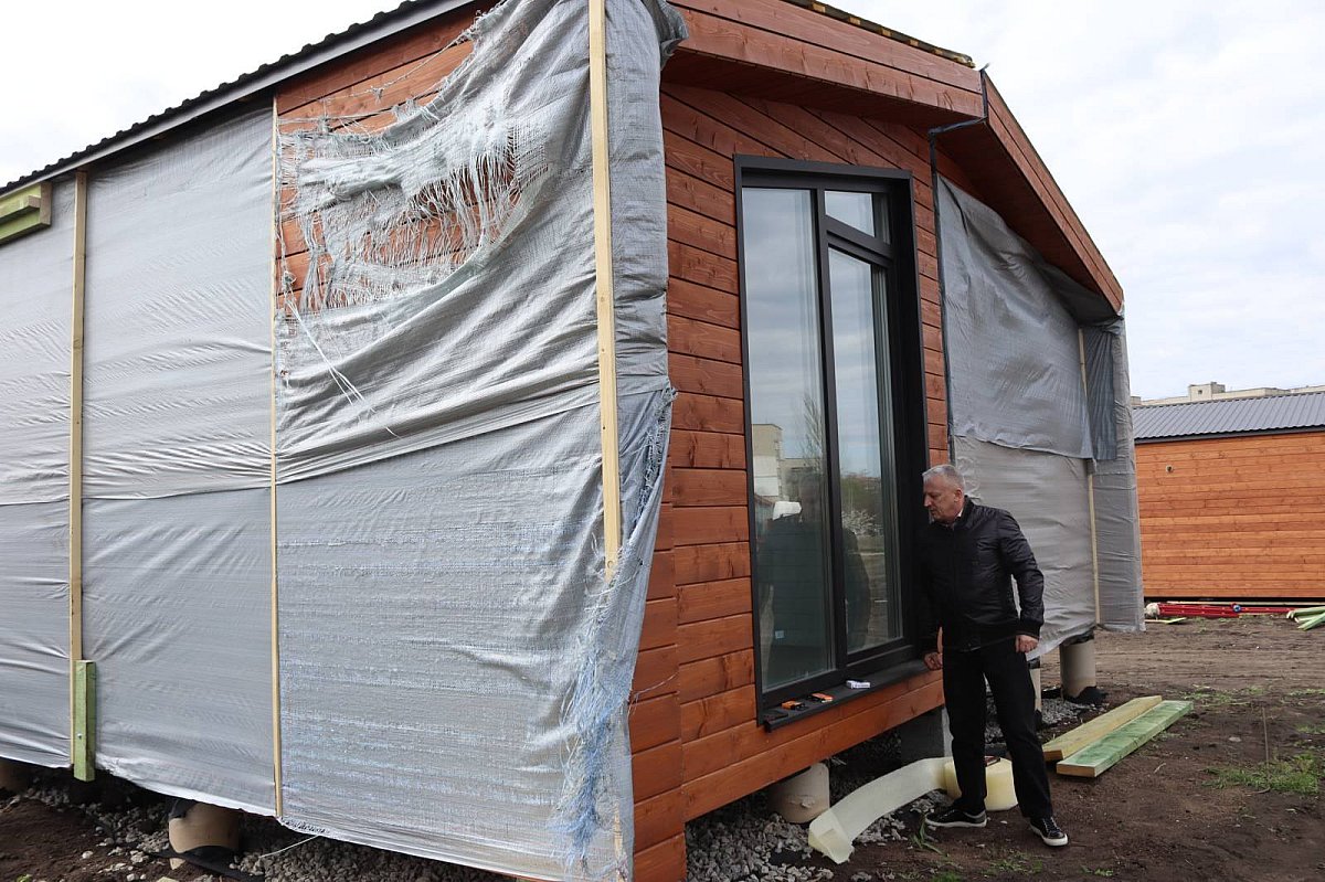 В Первомайске устанавливают для переселенцев модульные домики: как они выглядят и что внутри