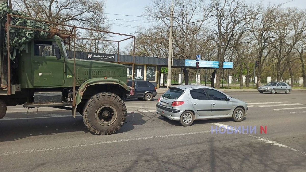 КрАЗ врезался в «Пежо» в Николаеве: затруднено движение