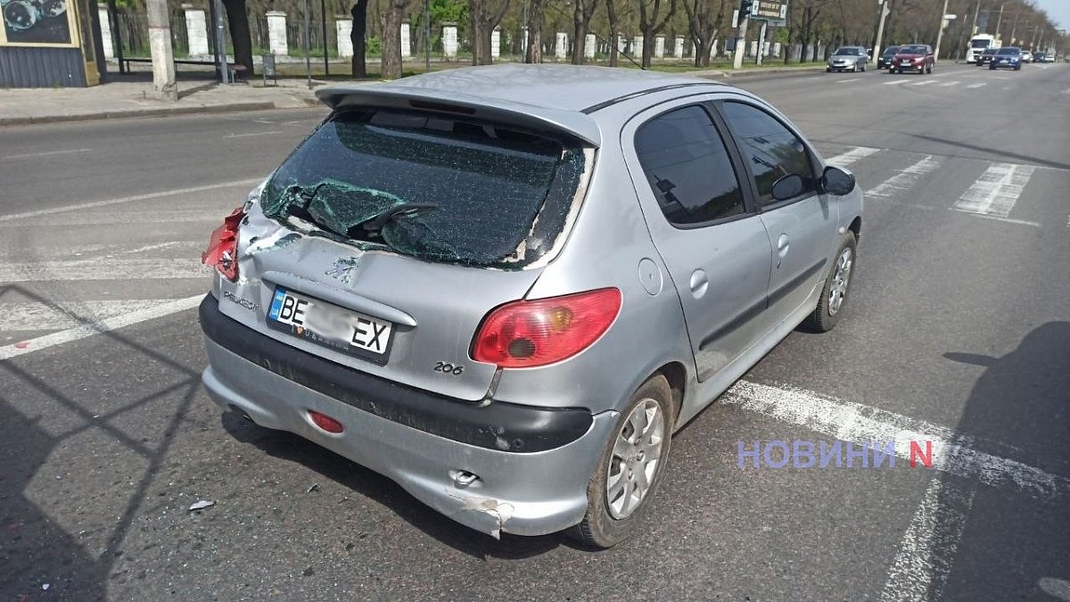 КрАЗ врезался в «Пежо» в Николаеве: затруднено движение