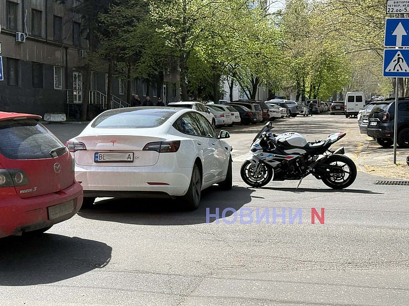 Мотоцикл врізався в «Теслу»: у центрі Миколаєва автомобільний затор