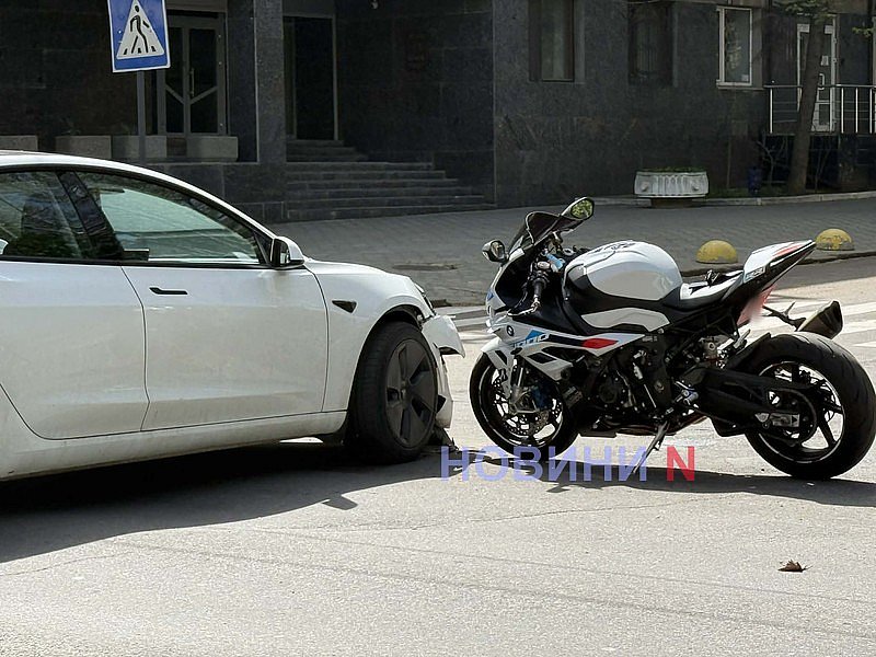 Мотоцикл врезался в «Теслу»: в центре Николаева автомобильная пробка
