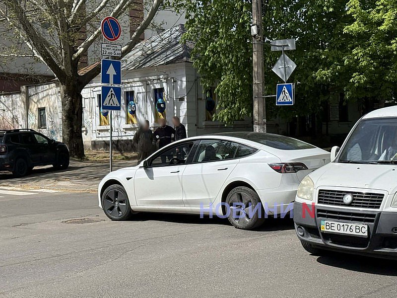 Мотоцикл врезался в «Теслу»: в центре Николаева автомобильная пробка