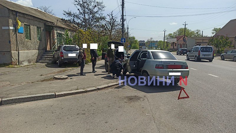 В Николаеве автомобили вылетели с дороги после ДТП: Hyundai врезался в крыльцо админздания