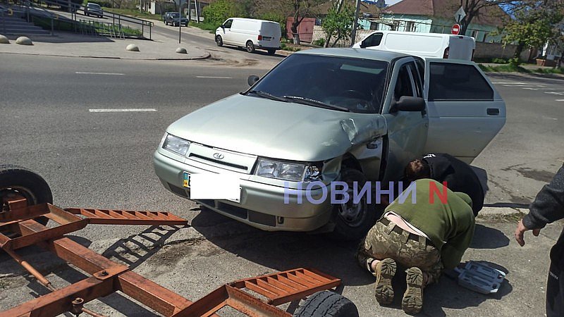 В Николаеве автомобили вылетели с дороги после ДТП: Hyundai врезался в крыльцо админздания