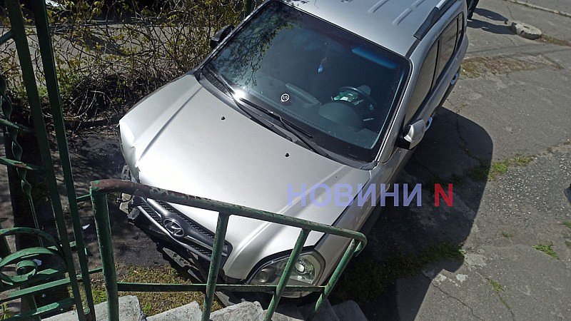 В Николаеве автомобили вылетели с дороги после ДТП: Hyundai врезался в крыльцо админздания