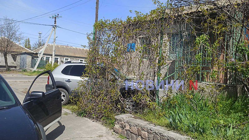 В Николаеве автомобили вылетели с дороги после ДТП: Hyundai врезался в крыльцо админздания