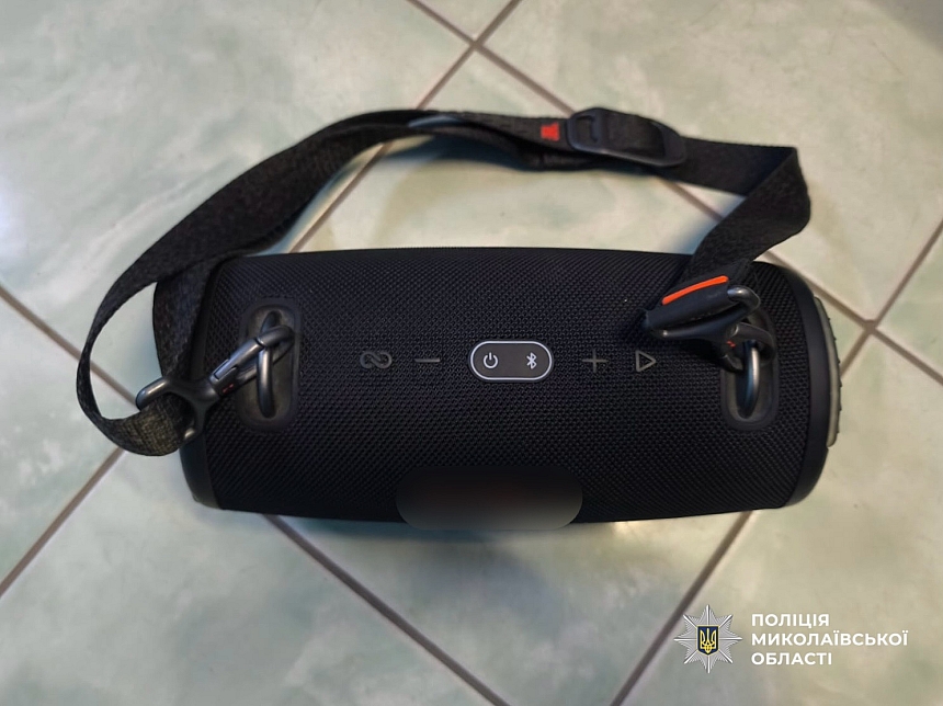 В Николаевской области мужчина похитил колонки и зарядные станции благотворительных организаций