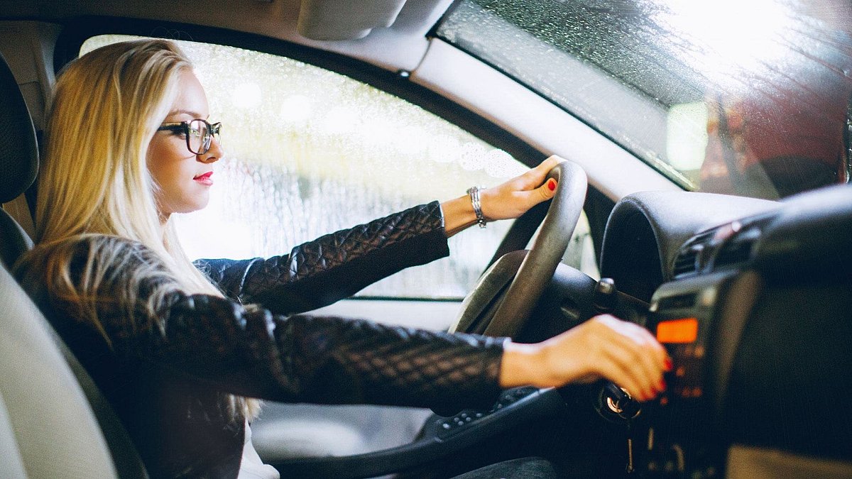 Окуляри або лінзи: водіям нагадали про вимоги щодо отримання прав