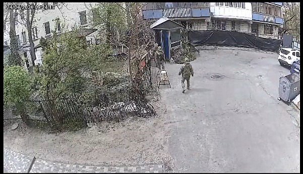 Мужчина сбежал с территории ТЦК, но упал в котлован (видео)