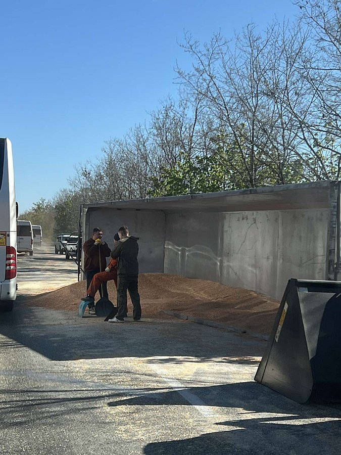 На дорозі Миколаїв-Кропивницький перекинувся причіп із кукурудзою