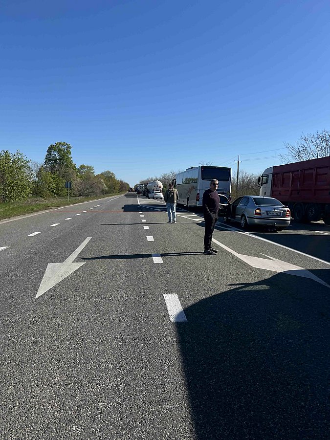На дорозі Миколаїв-Кропивницький перекинувся причіп із кукурудзою