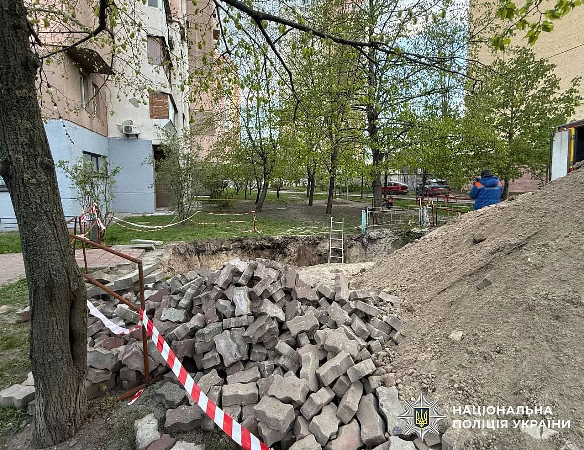 В Киеве девушка упала в неогороженную яму с водой: начато уголовное производство