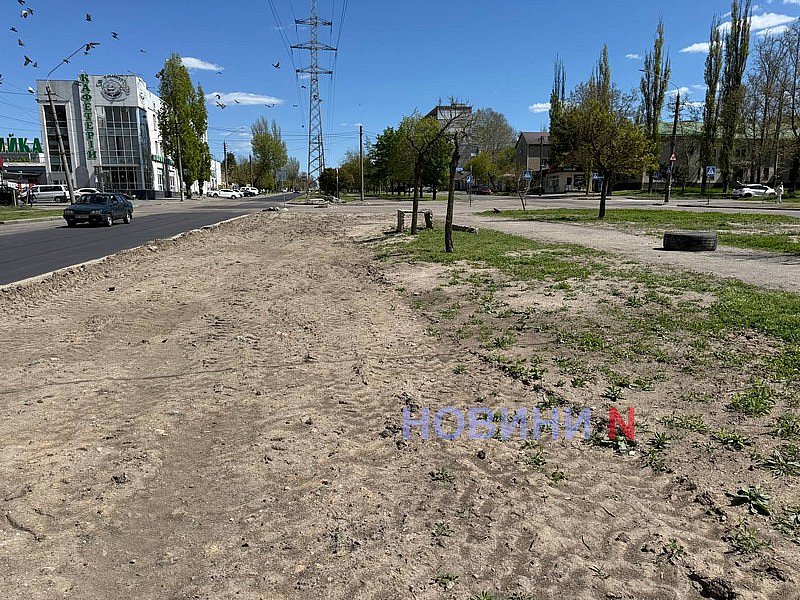 Купи землі, зруйновані тротуари та відкриті люки: як виглядає бульвар у Миколаєві після ремонту теплотрасії