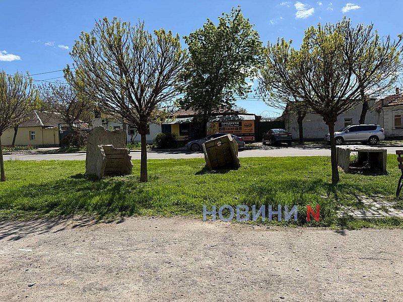 Купи землі, зруйновані тротуари та відкриті люки: як виглядає бульвар у Миколаєві після ремонту теплотрасії