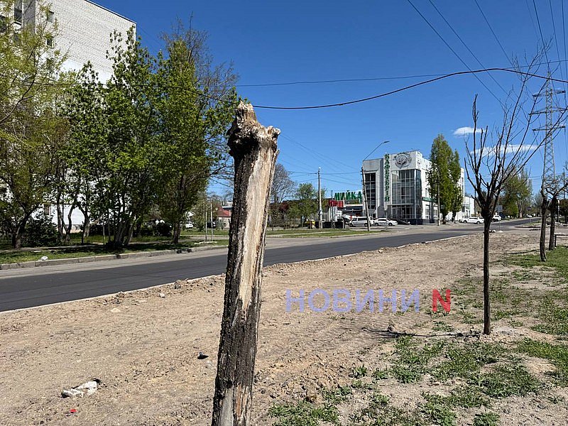 Купи землі, зруйновані тротуари та відкриті люки: як виглядає бульвар у Миколаєві після ремонту теплотрасії