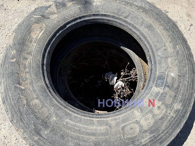 Купи землі, зруйновані тротуари та відкриті люки: як виглядає бульвар у Миколаєві після ремонту теплотрасії