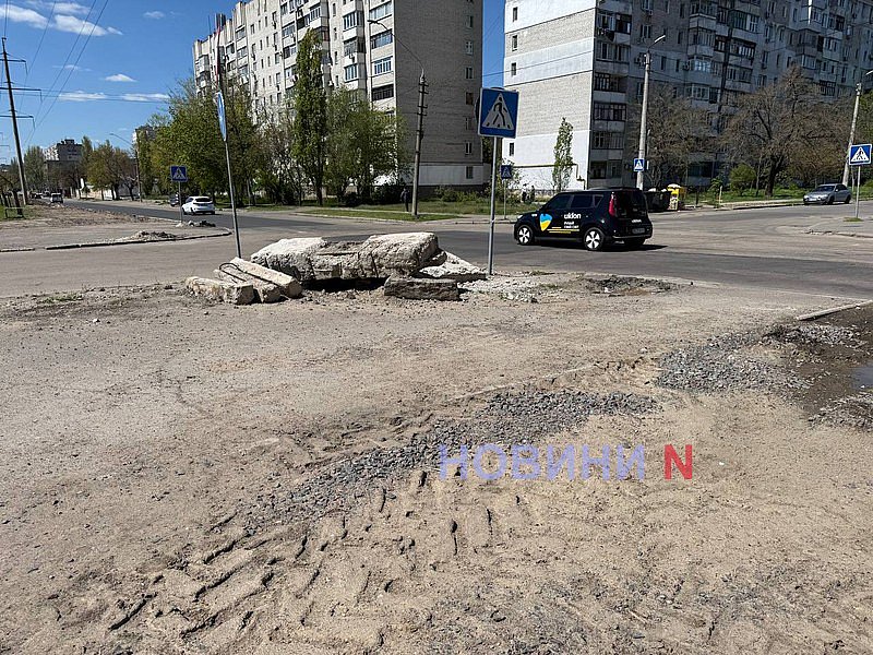 Купи землі, зруйновані тротуари та відкриті люки: як виглядає бульвар у Миколаєві після ремонту теплотрасії
