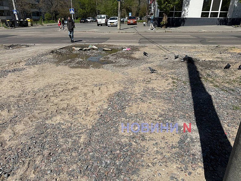 Купи землі, зруйновані тротуари та відкриті люки: як виглядає бульвар у Миколаєві після ремонту теплотрасії