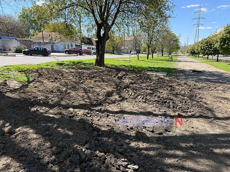 Купи землі, зруйновані тротуари та відкриті люки: як виглядає бульвар у Миколаєві після ремонту теплотрасії