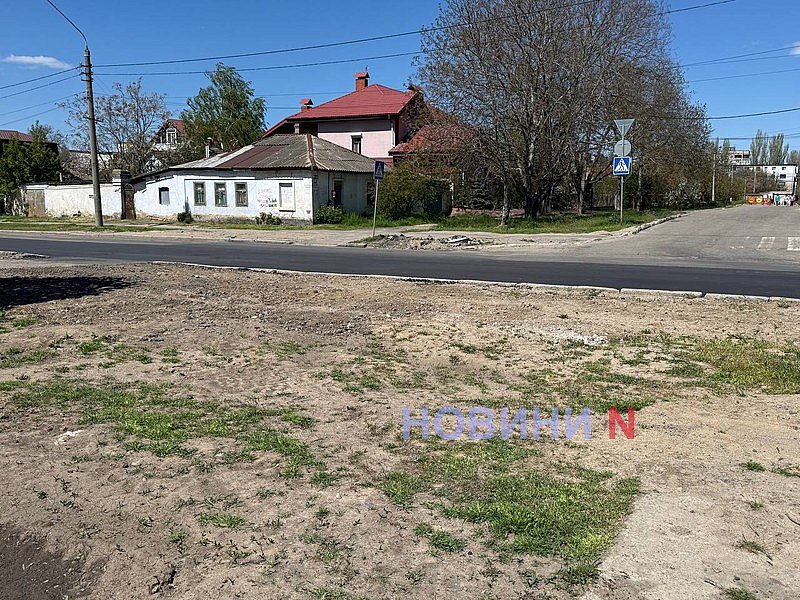 Купи землі, зруйновані тротуари та відкриті люки: як виглядає бульвар у Миколаєві після ремонту теплотрасії