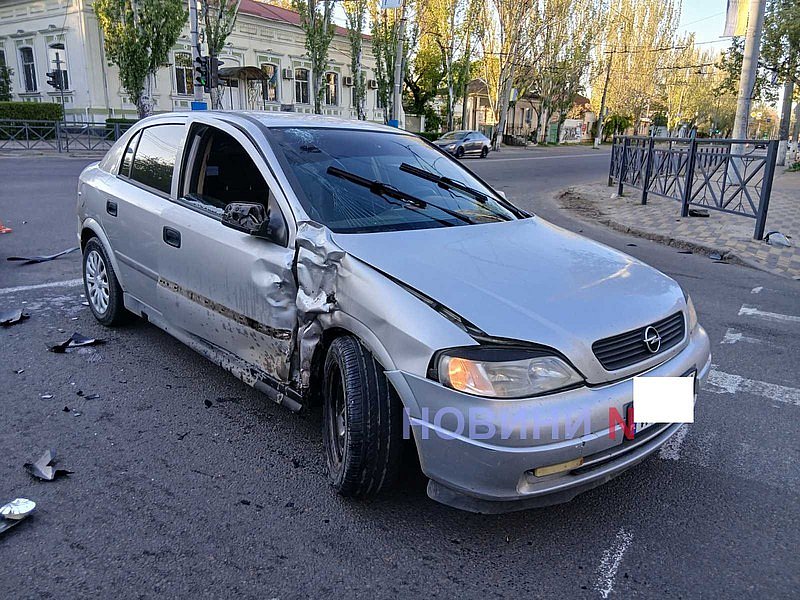 Мотоцикл врезался в Opel в центре Николаева: мотоциклист в больнице, движение затруднено