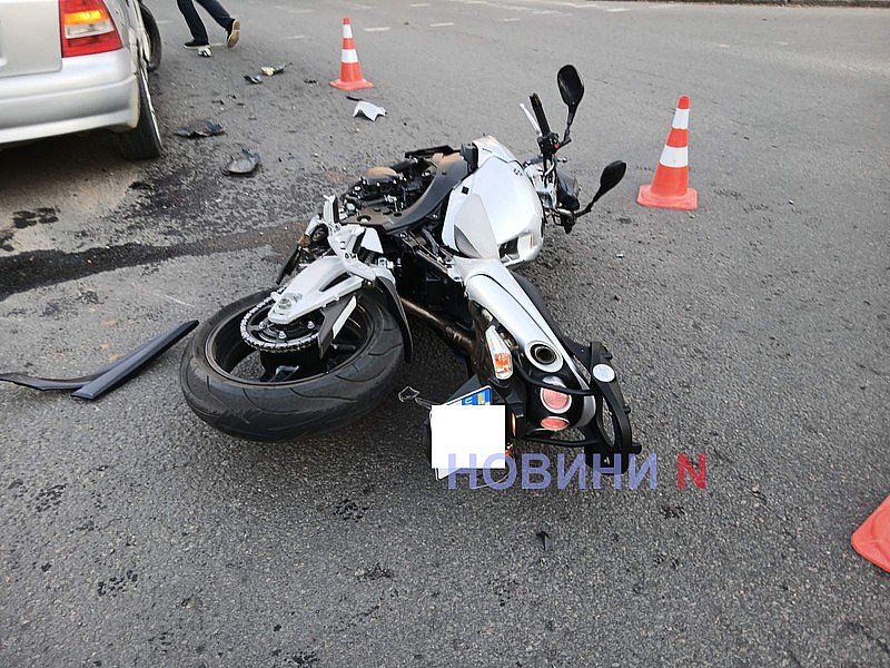 Мотоцикл врізався в Opel у центрі Миколаєва: мотоцикліст у лікарні, рух утруднений