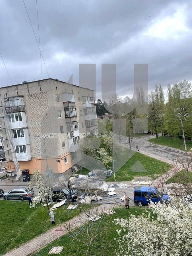 Західну частину України накрила буря: сильний вітер зриває дахи та валить дерева (відео)