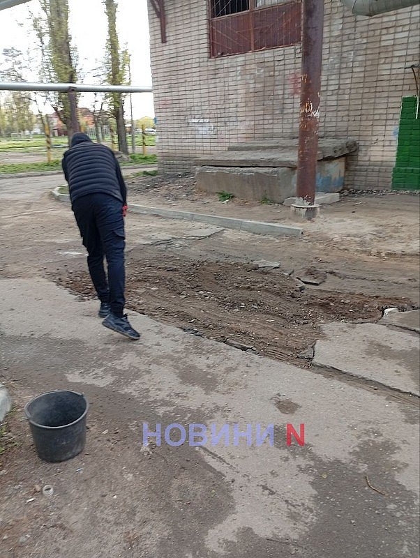 В Николаеве жители сами засыпают ямы на дорогах, брошенные «водоканалом»