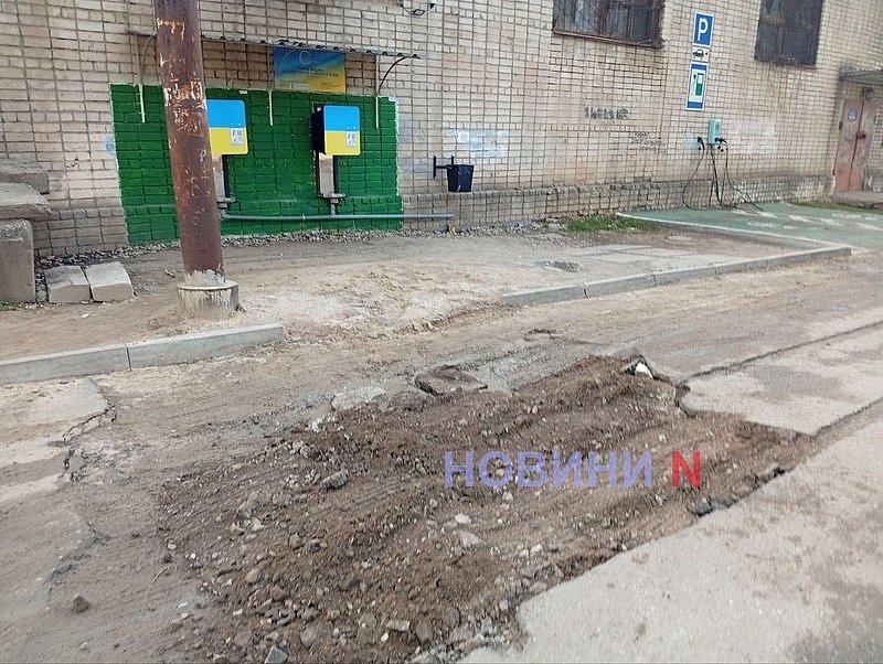 В Николаеве жители сами засыпают ямы на дорогах, брошенные «водоканалом»