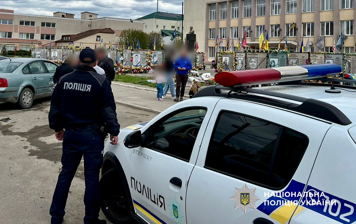 В Одесской области ВАЗ заехал на аллею Славы, сбил портреты погибших и врезался в два авто