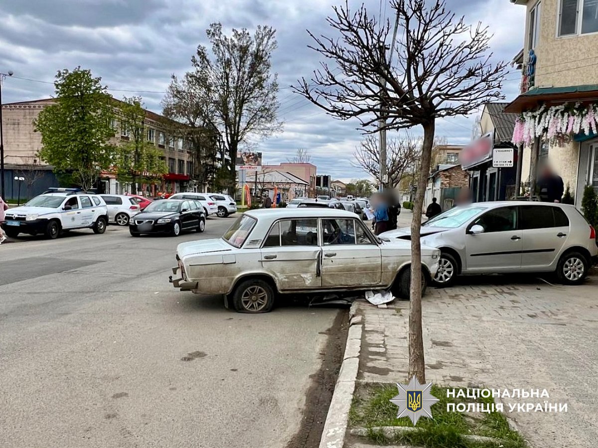 В Одесской области ВАЗ заехал на аллею Славы, сбил портреты погибших и врезался в два авто