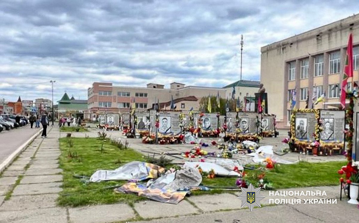 В Одесской области ВАЗ заехал на аллею Славы, сбил портреты погибших и врезался в два авто