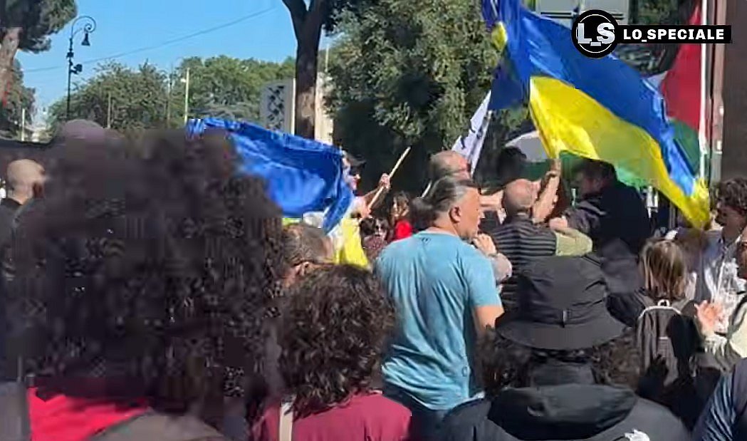 В Риме во время памятных мероприятий напали на людей с украинскими флагами: есть пострадавшие (видео)