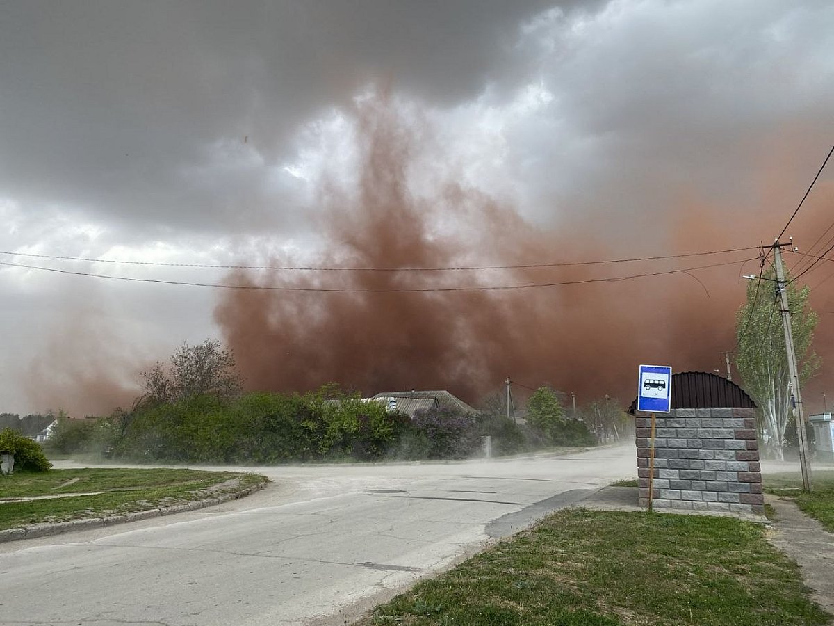 Ветер поднял красный шлам с полей НГЗ под Николаевом (фото)