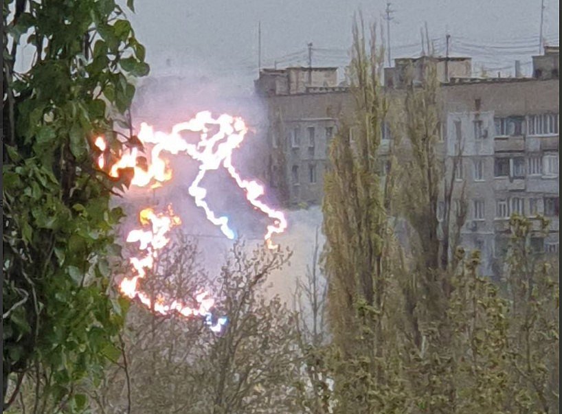 У частині Миколаєва пропало світло: городяни публікують фото дротів, що горять