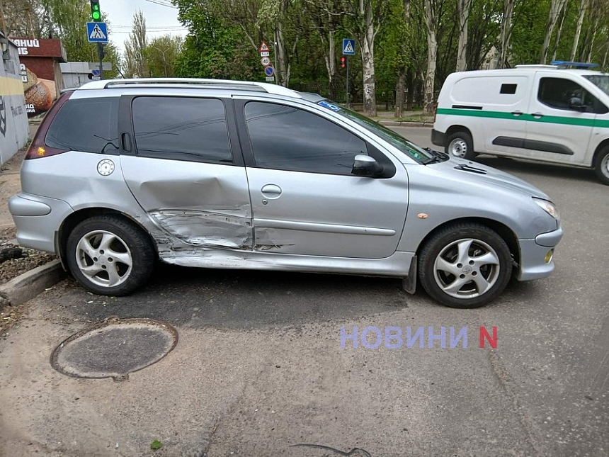 На перехресті у Миколаєві зіткнулися «ДЕУ» та «Пежо»