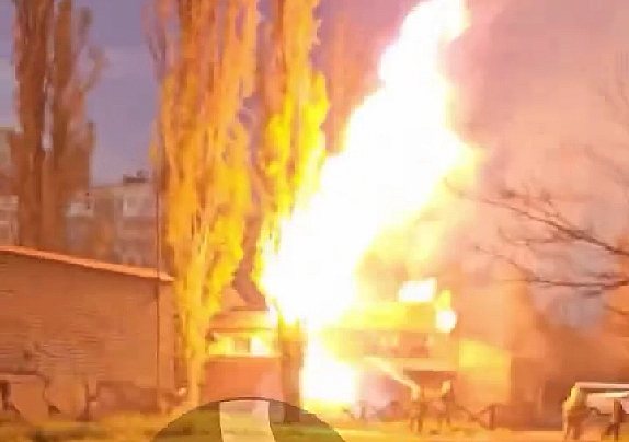 На площі Перемоги у Миколаєві загорілось кафе: під час гасіння стався вибух (відео)