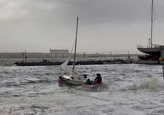У Миколаївському яхт-клубі діти витягали з річки вітрильник, який віднесло від берега (відео)
