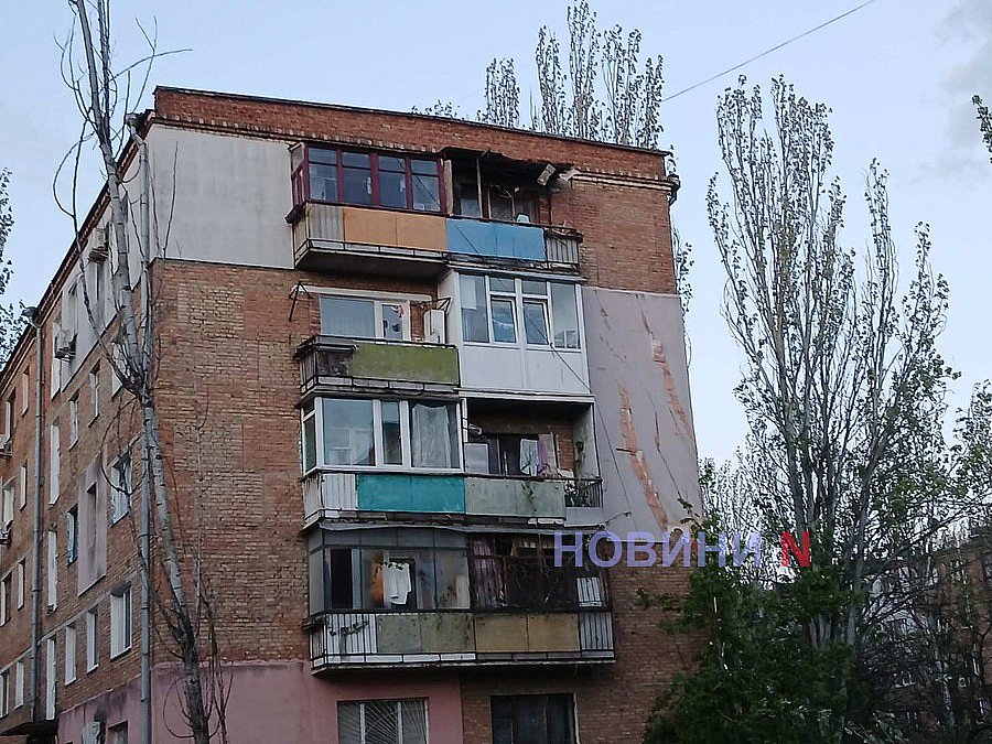 В Николаеве на одной улице ветер повалил сразу четыре дерева: повреждены машины, скамейки, балконы