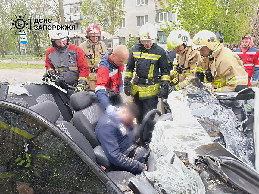 В Запорожье дерево упало на автомобиль: водитель погиб, тело доставали спасатели
