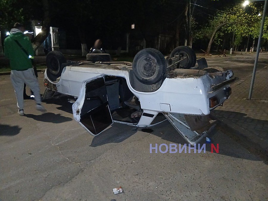 ДТП у центрі Миколаєва: після зіткнення з «Теслою» ВАЗ перекинувся та відлетів на 30 метрів