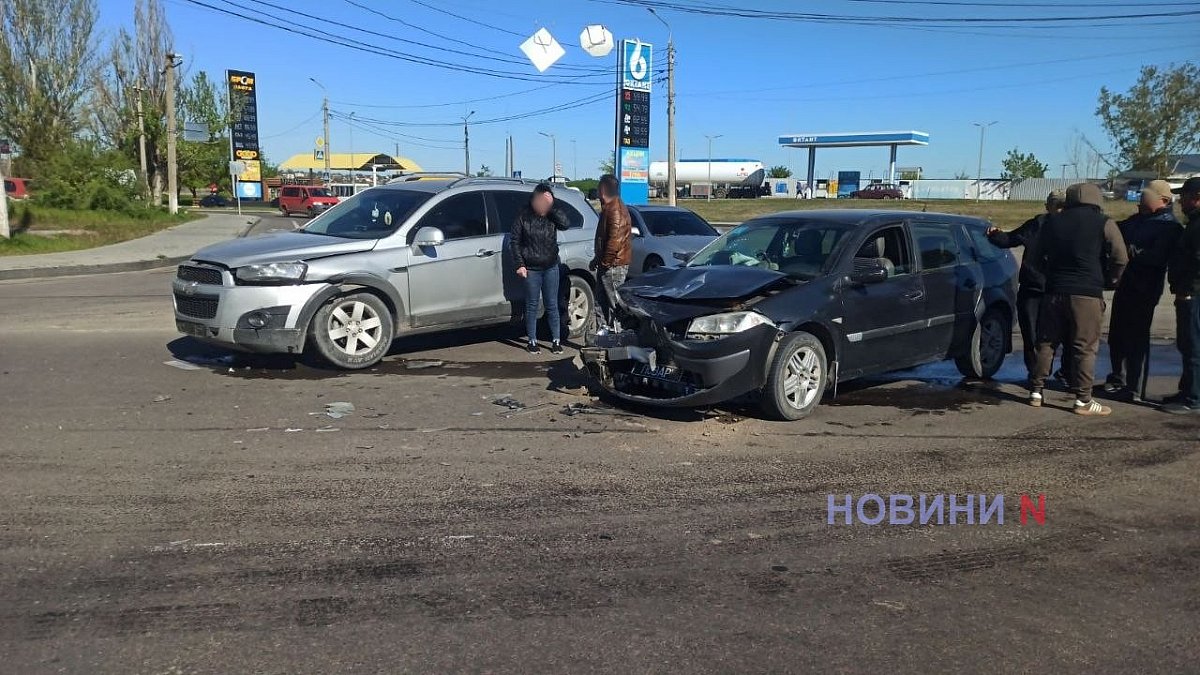 Chevrolet не пропустив Renault на жвавому перехресті в Миколаєві: через ДТП утворився затор