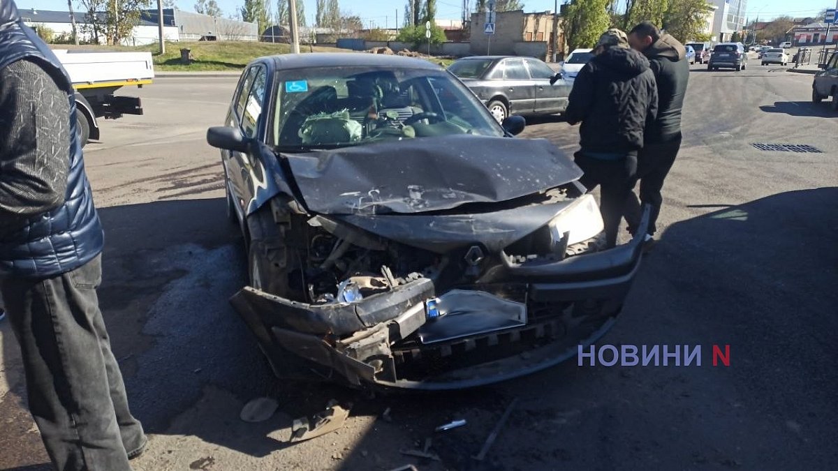 Chevrolet не пропустив Renault на жвавому перехресті в Миколаєві: через ДТП утворився затор