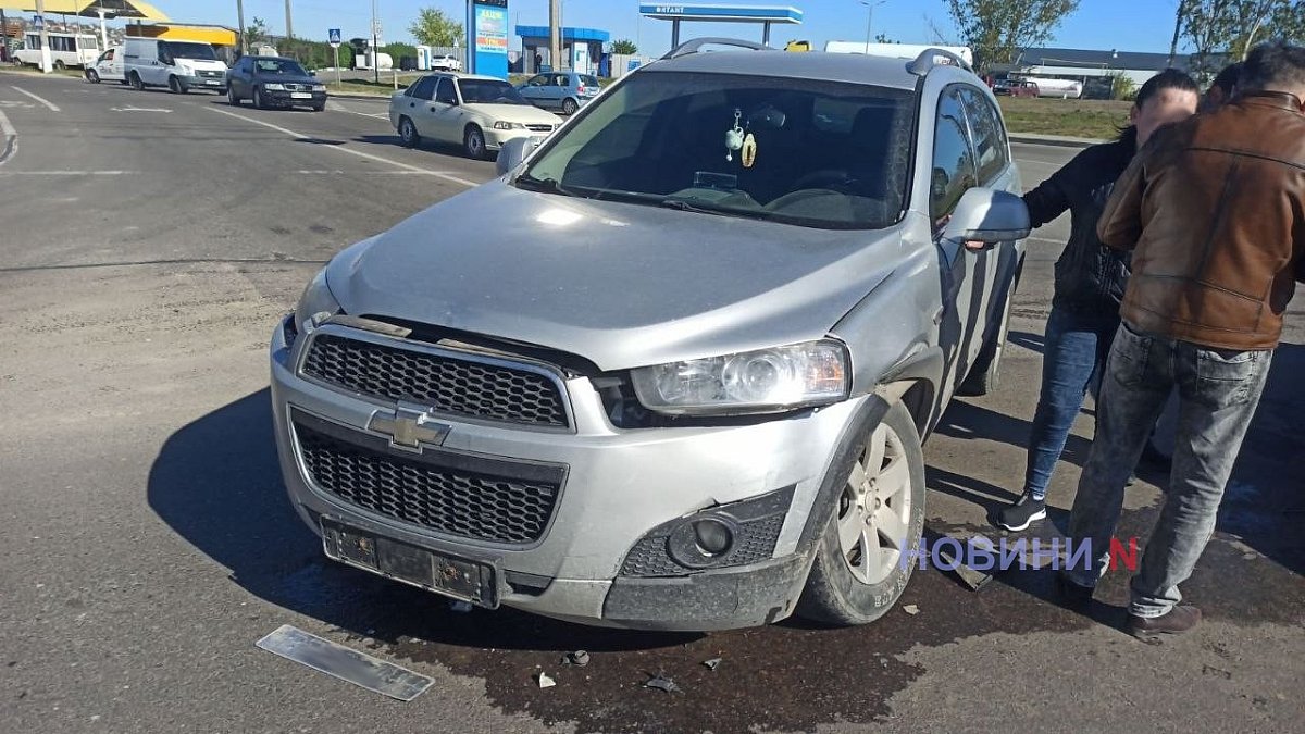 Chevrolet не пропустив Renault на жвавому перехресті в Миколаєві: через ДТП утворився затор
