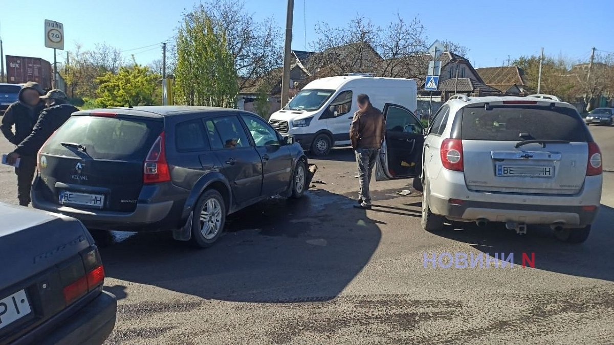 Chevrolet не пропустив Renault на жвавому перехресті в Миколаєві: через ДТП утворився затор